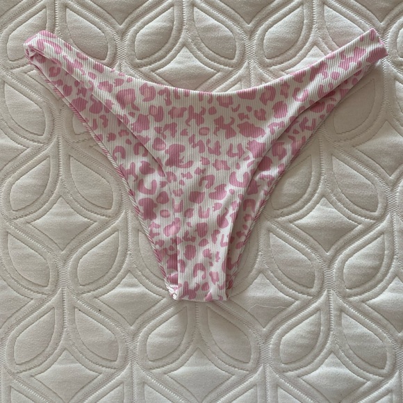 Pink and white leaped animal print bikini set. - Picture 4 of 5